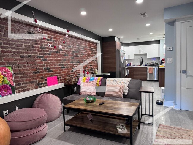 Foto del edificio - Elevated Luxury Apt near T in Washington Sq Brookline w Laundry in Unit, NO FEE, YT Video Tour Av...