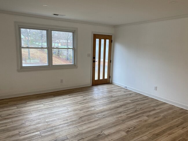 Building Photo - 305 Druid Hills Dr