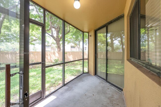 Building Photo - 15575 N Miami Lakeway