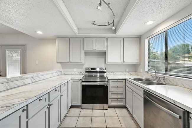 Building Photo - Charming 2/2 Duplex with Carport