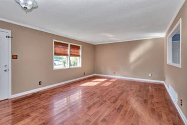 Building Photo - Knoxville 37931 - 4 bedroom, 2 bath home -...