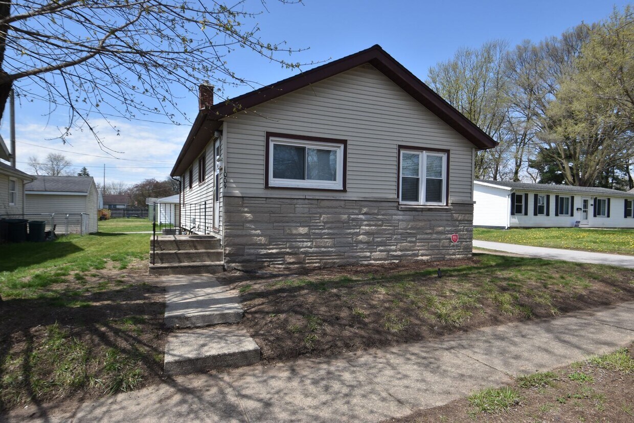 Foto principal - 3 bedroom 1 bath Mishawaka IN home for rent