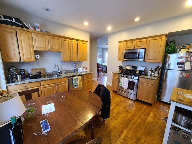 Foto del edificio - Off street parking - Close to Whole Foods / CVS - Renovated Kitchen