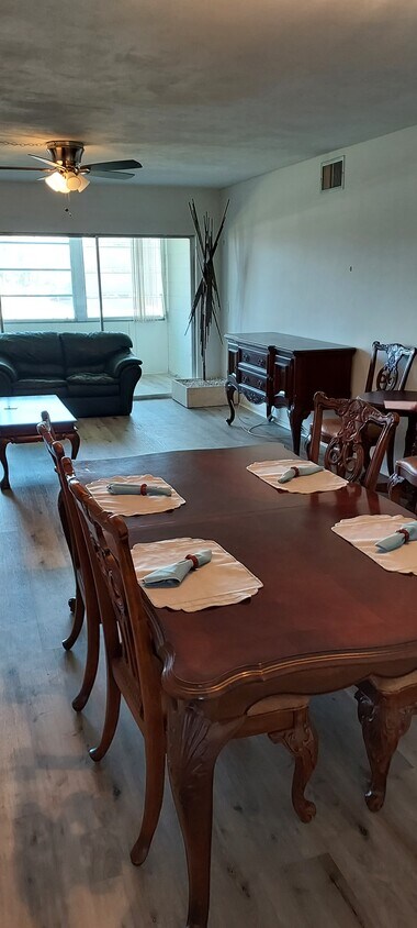 Foto principal - 6201 2nd St E