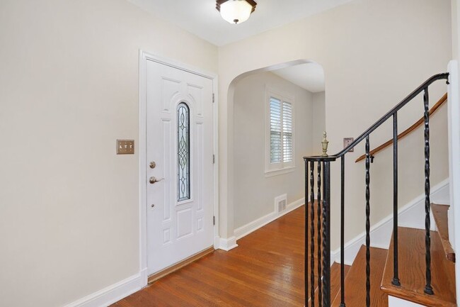 Building Photo - Beautiful Three Bed + Basement Bungalow in...