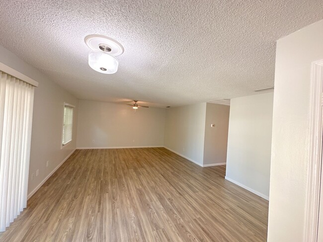 Building Photo - BEAUTIFUL 2 Bedroom / 2 Bathroom Condo in ...