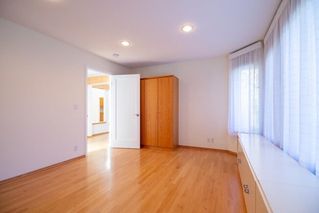 Building Photo - 908 Glennan Dr
