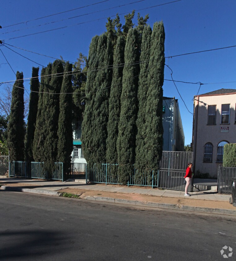Building Photo - 1151 Kenmore Ave