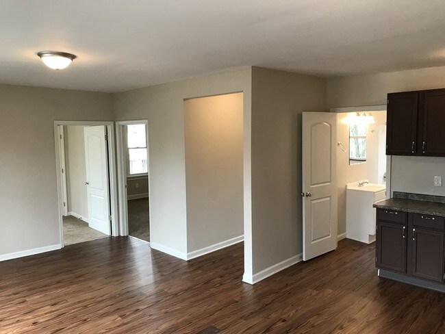 Building Photo - Beautiful 2 bedroom 1 bathroom apartment