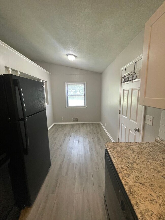 Building Photo - Adorable 3 Bed/ 1.5 Bath Home! Available Now!