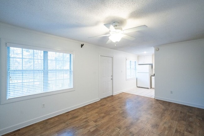 Building Photo - 2 Bed 1 Bath Near Campus! Water/Sewer/Trash Included In Rent!!