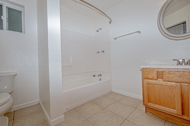 Building Photo - 14 E 400 S