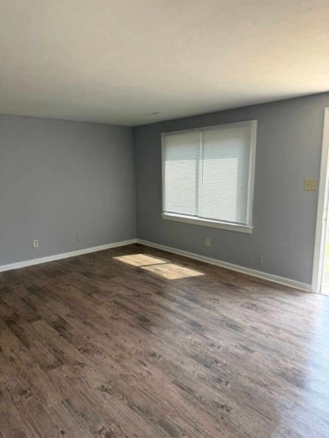 Building Photo - Spacious Two Bedroom Townhouse