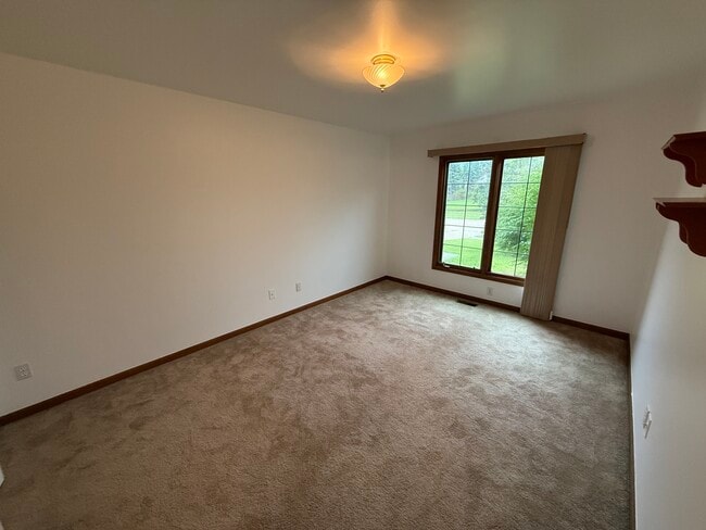 Building Photo - 2915 Chippewa Dr