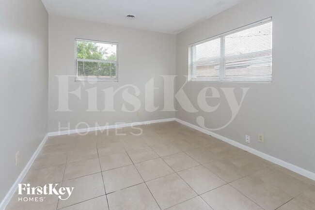 Building Photo - 811 Evergreen Dr