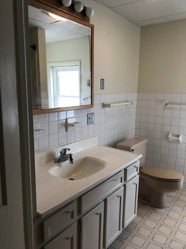 Primary Photo - 112 E Main St
