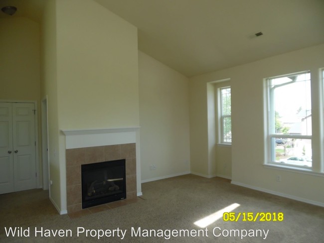 Building Photo - 3 br, 2.5 bath House - 325 NW Cypress