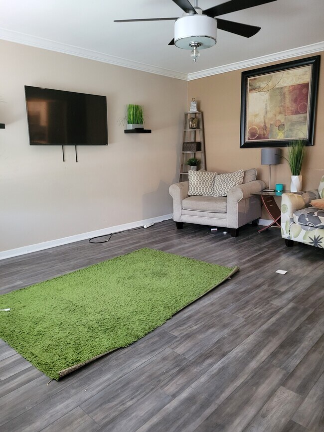 Living room - 119 Robyn Dr