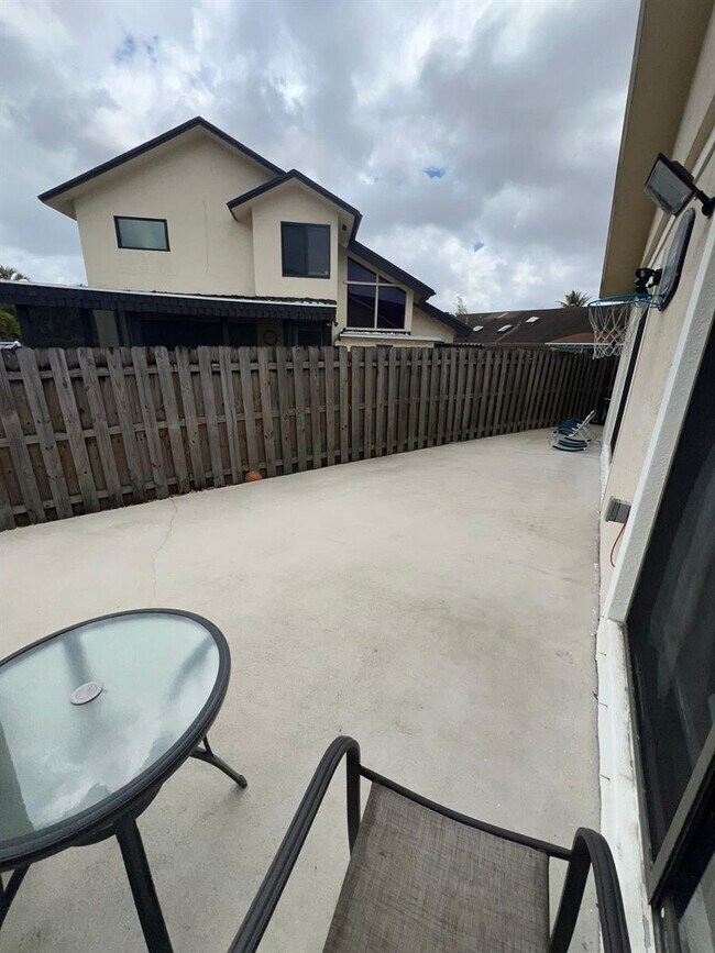 Foto del edificio - 8140 SW 24th Pl