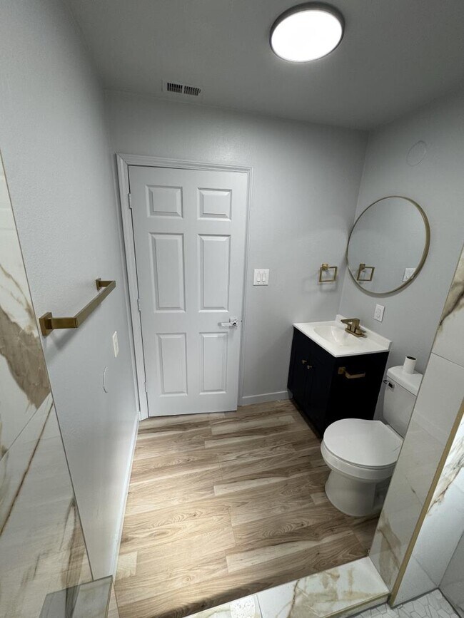 Foto del edificio - 1854 De Ovan Ave