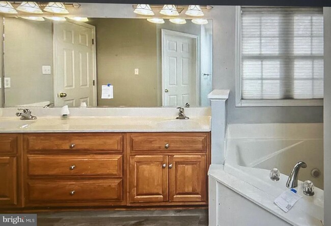 Building Photo - 12707 Forest Mill Dr