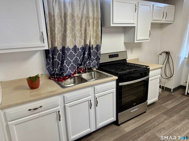 Building Photo - 185 Grove St