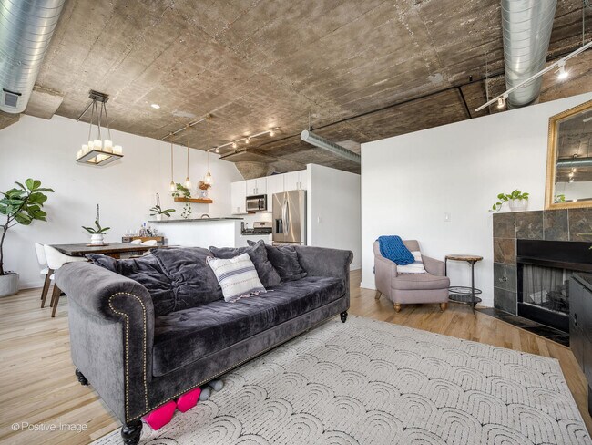 Foto del edificio - 1071 W 15th St