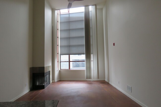 Foto del edificio - 2-Level Loft in Great Location