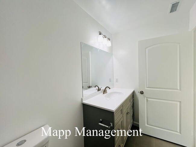 Foto del edificio - Brand-New 4-Bedroom Split-Level ADU in Res...