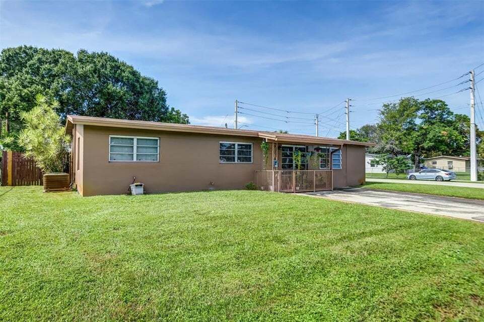 Primary Photo - 1001 SW 22nd Ter