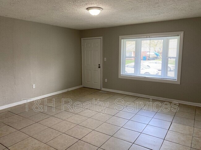 Foto del edificio - 8209 Gilmore Rd