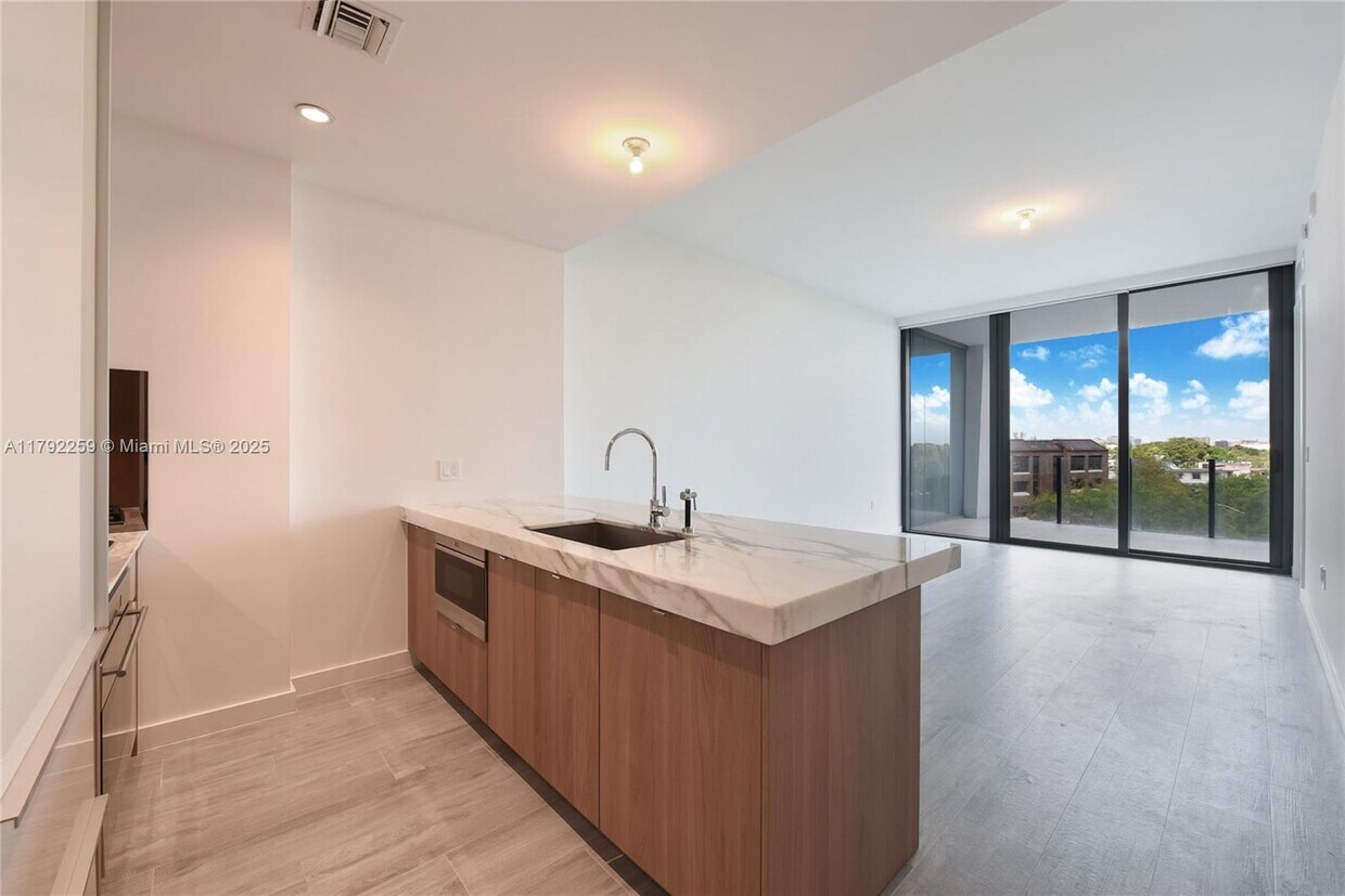 Foto principal - 2831 S Bayshore Dr