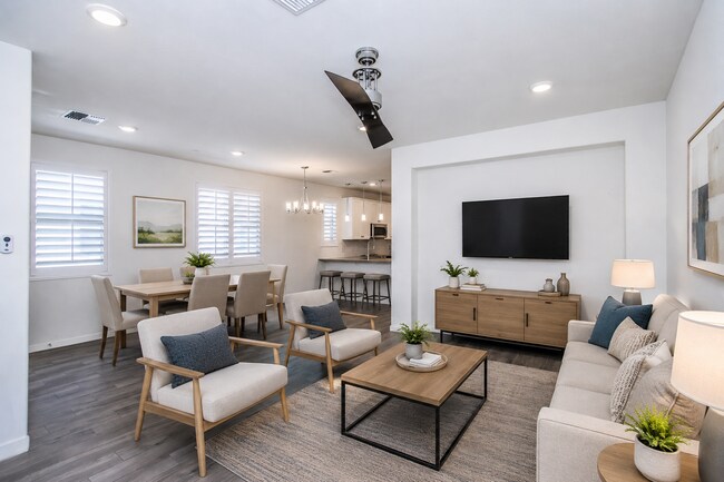 Sala de estar del primer piso, decorada - 300 N Gila Springs Blvd