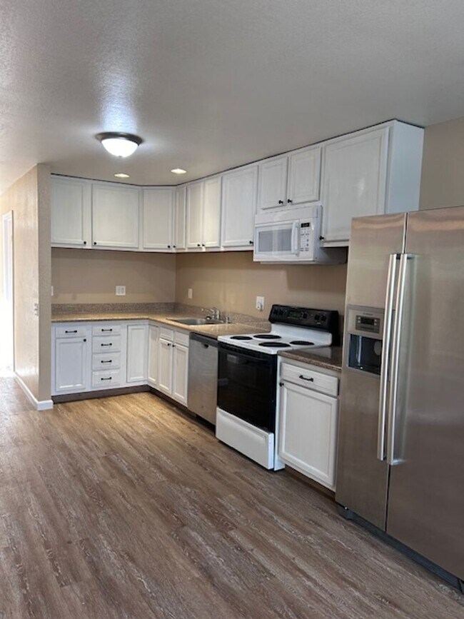 Building Photo - 2 Bedroom Mid Town Petaluma ~ New Flooring...