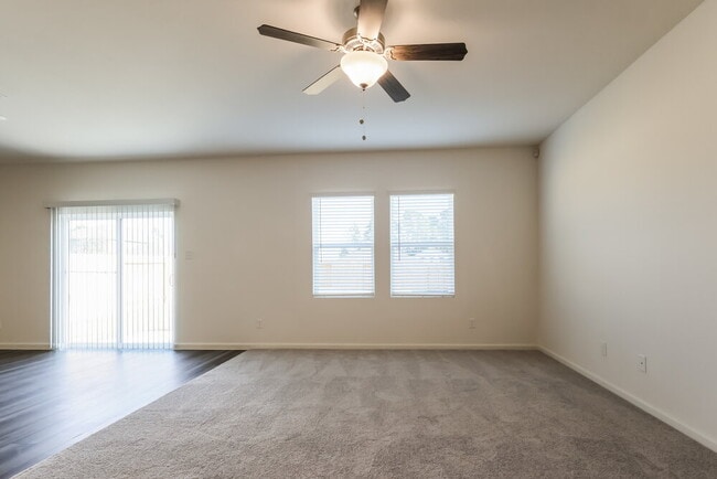 Foto del edificio - 15318 Abella Drive