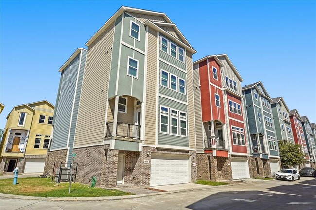 Building Photo - 2116 Bidwell Dr