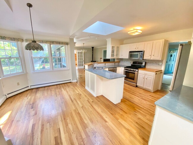 Building Photo - 3 Bedroom Home Shelburne VT Available Now