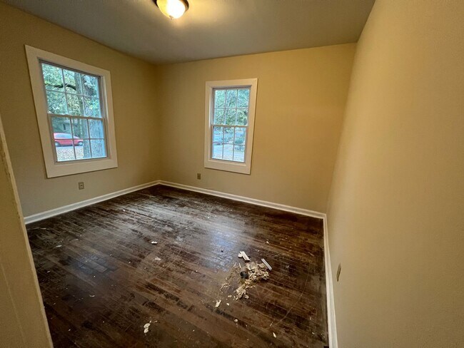 Building Photo - NEWNAN- 52 Glenn St 3 Bedroom 1 Bath