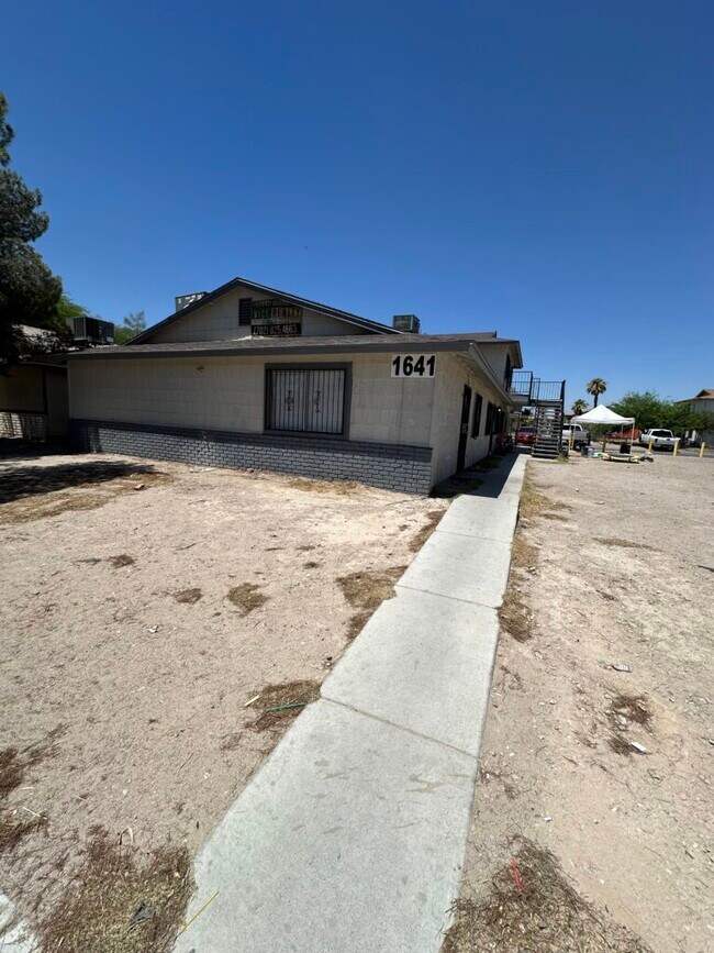 Building Photo - 1641 N Lamont St
