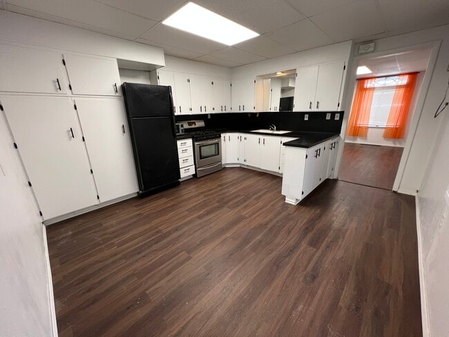 Kitchen - 625 E 21st St