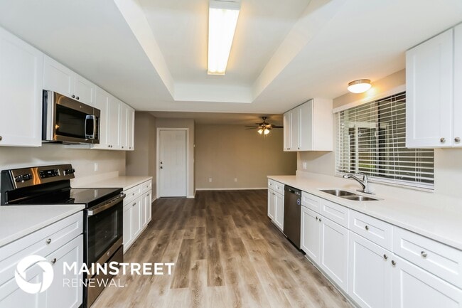 Building Photo - 1800 Gladiolas Dr