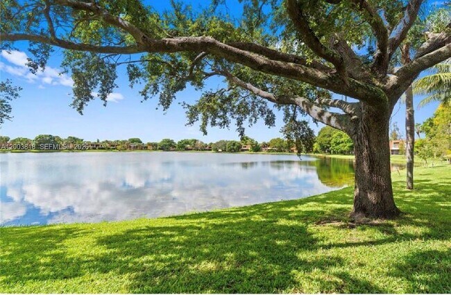 Foto del edificio - 8308 N Coral Cir