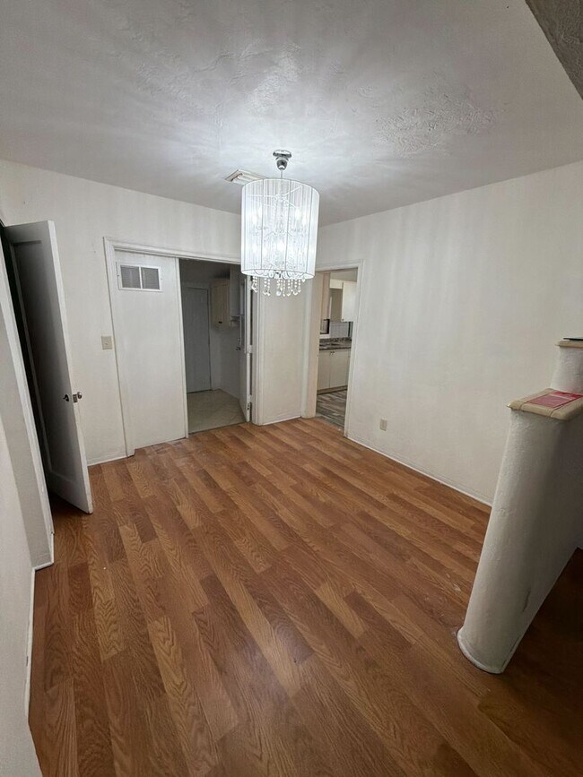 Foto del edificio - Charming 3-Bedroom + Den Home in the Heart of Miami
