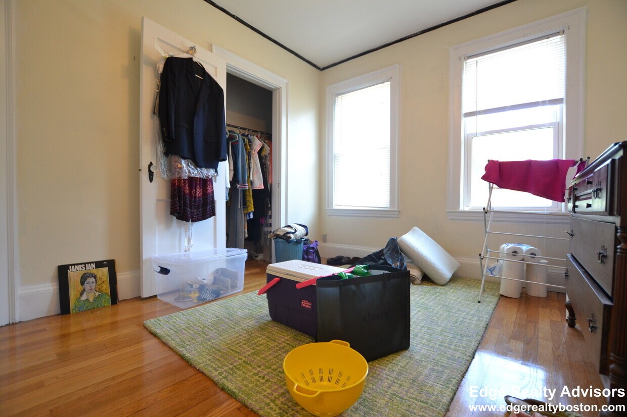Foto principal - 77 Hunnewell Ave