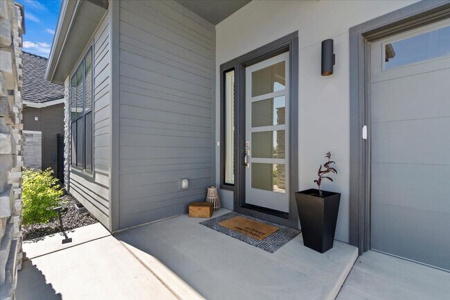 Building Photo - Custom Model Home on the Meridian Bluff