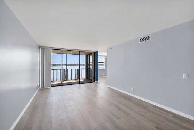 Building Photo - 105 Lake Emerald Dr