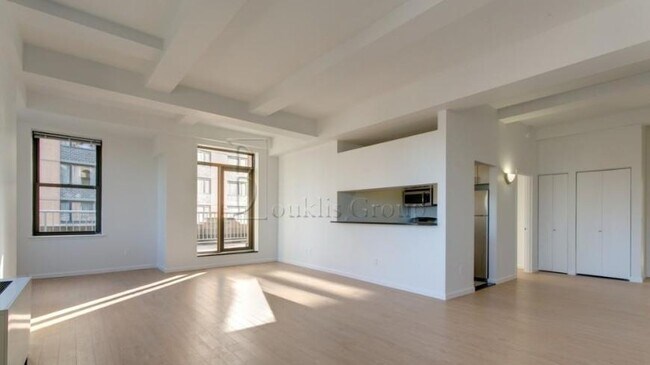 Building Photo - 4 bedroom in NEW YORK NY 10006