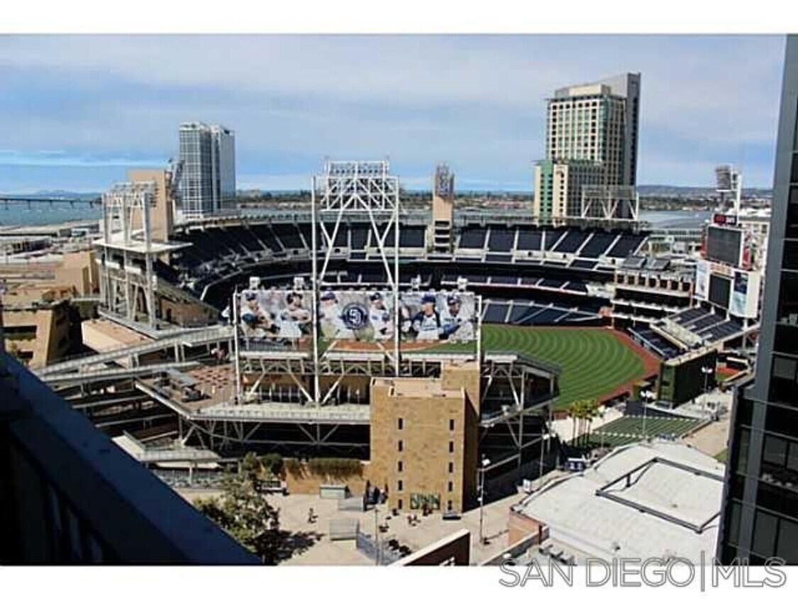Foto principal - Beautiful Southwest Corner 2/2 in East Vil...