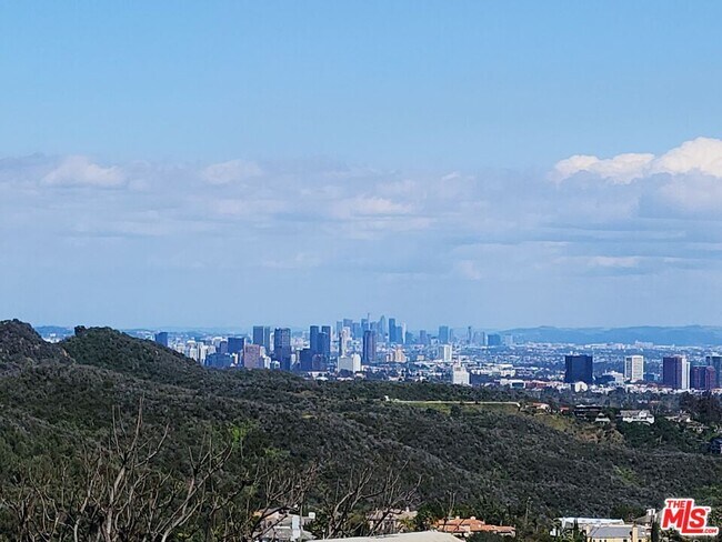 Foto del edificio - 1351 Lachman Ln