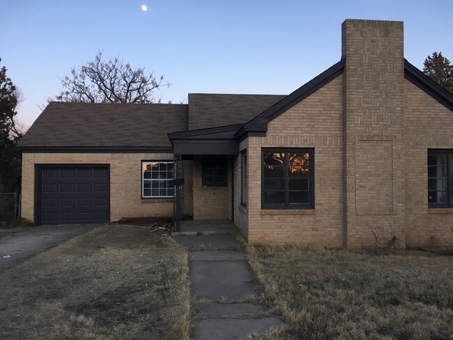 Building Photo - 418 N Briscoe Ave